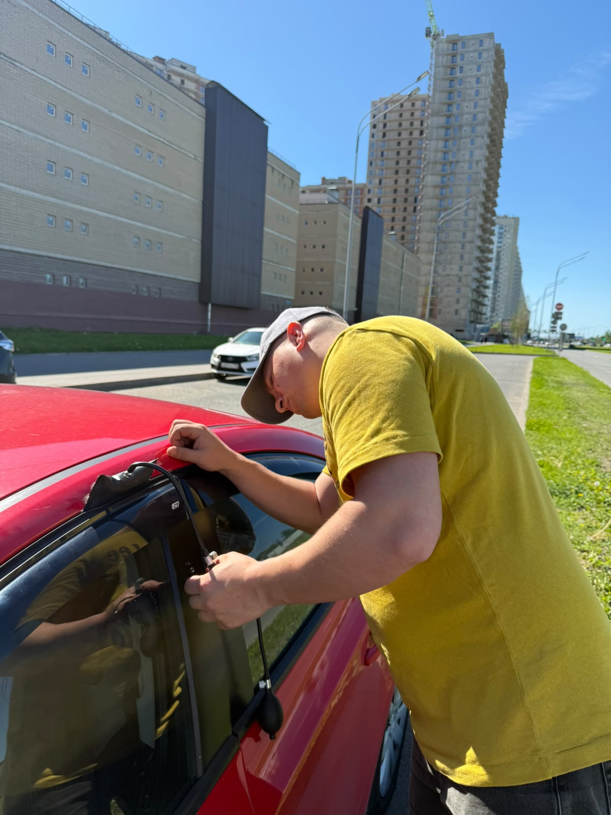 Аварийное вскрытие автомобиля мастером в Всеволожске